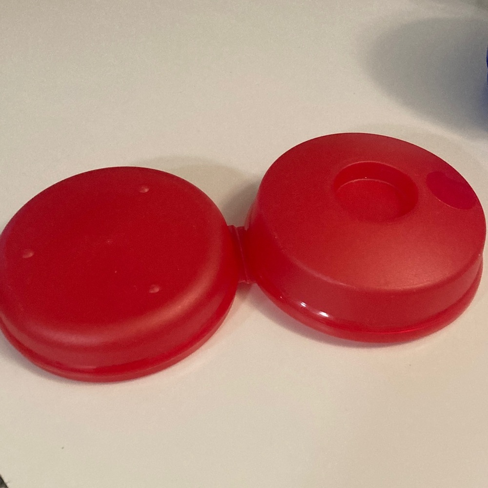 Tupperware Round Red Bagel Storage Container - Picture 3 of 4